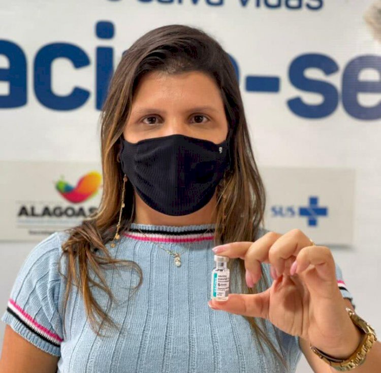 Marcela Gomes participa do dia D de vacinação contra a Covid-19 e toma sua 1ª dose