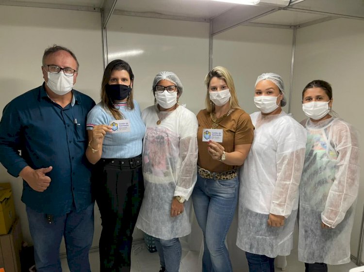 Marcela Gomes participa do dia D de vacinação contra a Covid-19 e toma sua 1ª dose