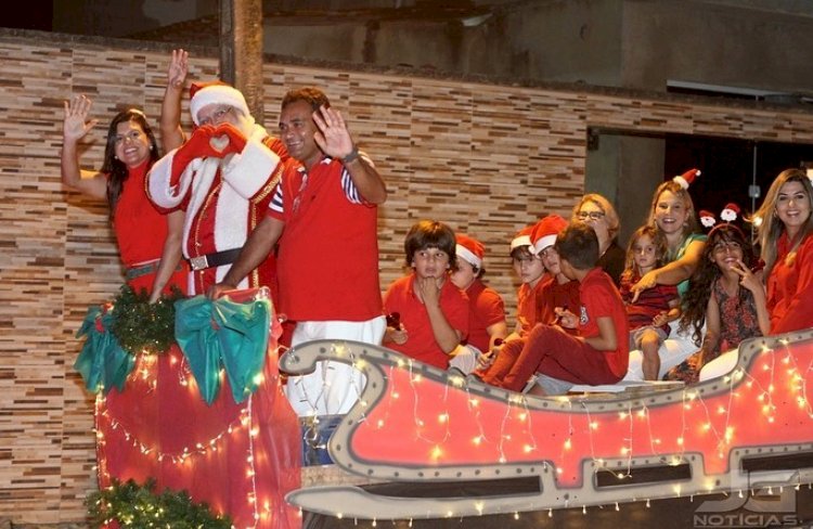 Chegada do Papai Noel reúne uma grande multidão e ascende o espírito natalino nos linenses