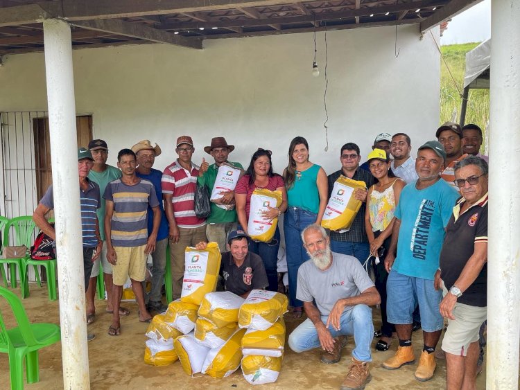 Prefeita Marcela participa da entrega de sementes aos agricultores familiares de Novo Lino