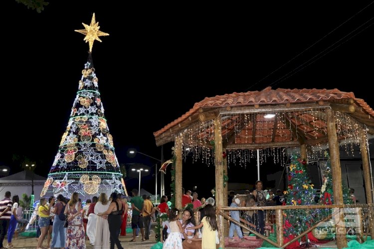 Prefeita Marcela promove a abertura do Natal com a chegada do Papai Noel, ascender da árvore e entrega de Praça aos linenses