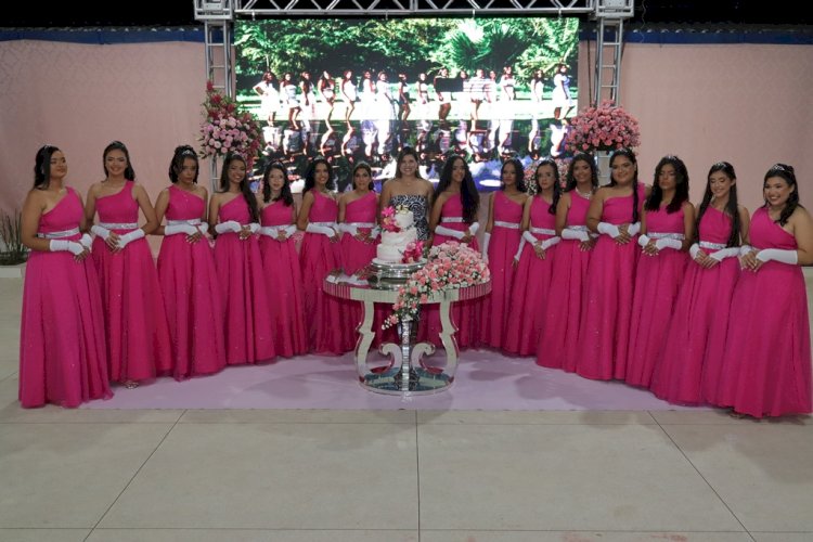 Um Sonho de Princesa:  Festa de debutantes para 15 meninas, uma noite inesquecível em Novo Lino